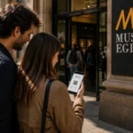 Due ospiti arrivano all’ingresso del Museo Egizio di Torino controllando il biglietto digitale prima della visita.