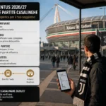 Tifoso della Juventus davanti all’Allianz Stadium con guida logistica su come arrivare dal Miramonti, parcheggi e calendario partite.
