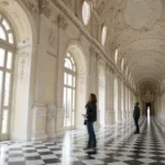 Visitatori nella Galleria Grande della Reggia di Venaria Reale durante una visita organizzata partendo dall’Hotel Miramonti Torino.