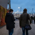 Due tifosi raggiungono l’Allianz Stadium di Torino prima di una partita europea della Juventus.
